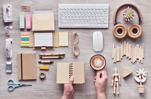 Concept flat lay con suministros de oficina modernos de materiales ecológicos sostenibles sin plástico de un solo uso para reducir el desperdicio y organizar un estilo de vida sostenible.