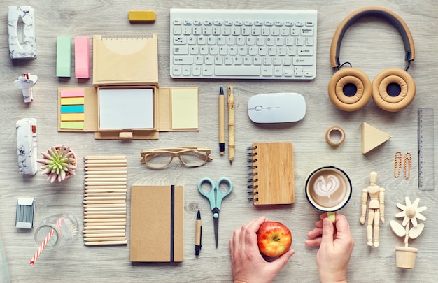 Concept flat lay con suministros de oficina modernos de materiales ecológicos sostenibles sin plástico de un solo uso para reducir el desperdicio y organizar un estilo de vida sostenible.