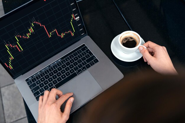 Concept Forex personas de negocios que trabajan con el comercio de acciones forex en la computadora portátil