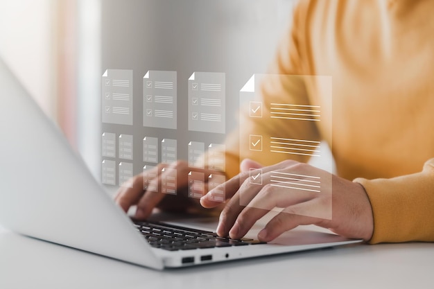 Concept de monitoreo del rendimiento empresarial Empresario que utiliza una computadora portátil haciendo la marca correcta Rellene encuestas en línea formularios digitales listas de comprobación cuestionarios y evaluaciones