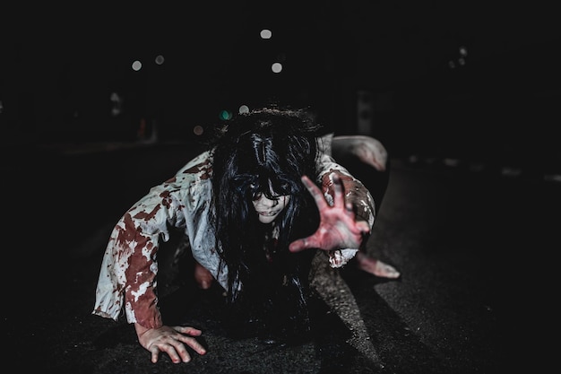 Foto concept de mujer de horror fantasma en la carretera de la ciudad un espíritu vengativo en la calle de la ciudad festival de halloween hacer cara de fantasma