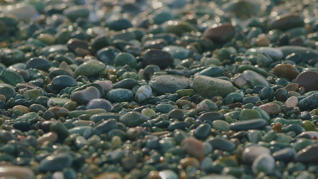 Concept de naturaleza playa con piedras de guijarros océano azul o ola del mar lava la orilla