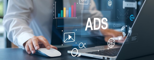 Concept SEO Los hombres usan teléfonos inteligentes con portátiles Icono SEO para el análisis SEO Optimización de motores de búsqueda