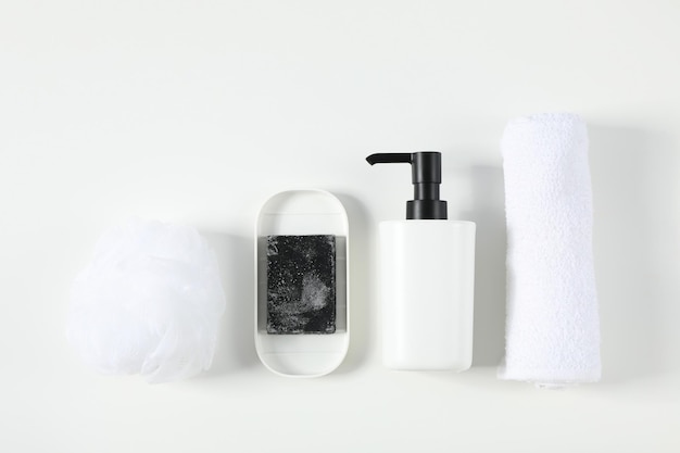 Concepto de accesorios de baño diferentes artículos de baño.