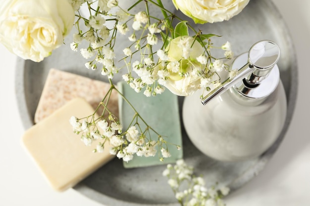 Concepto de accesorios de baño diferentes artículos de baño.