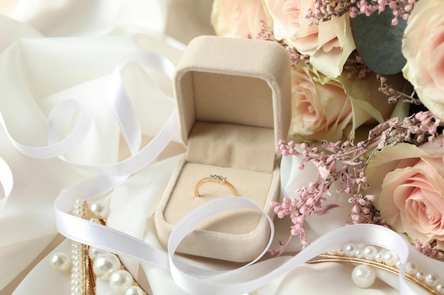 Concepto de accesorios de boda con anillo de bodas, cerrar