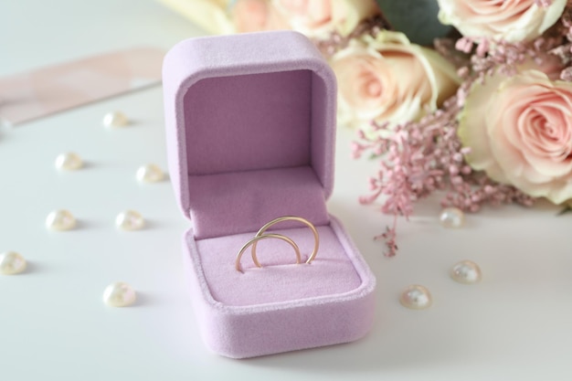 Concepto de accesorios de boda con anillos de boda sobre fondo blanco.