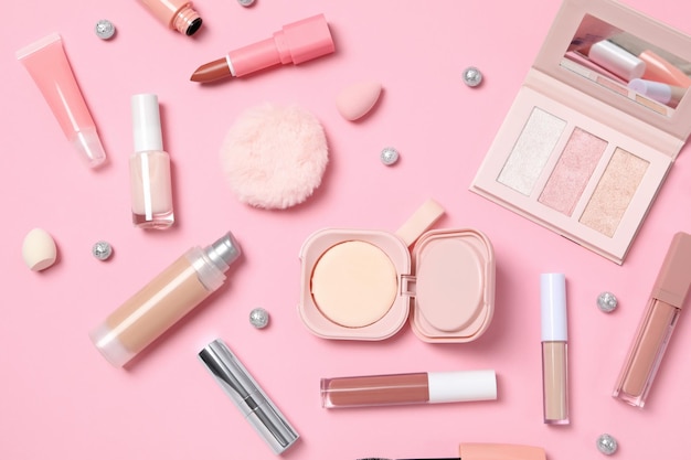 Concepto de accesorios femeninos diferentes cosméticos vista superior