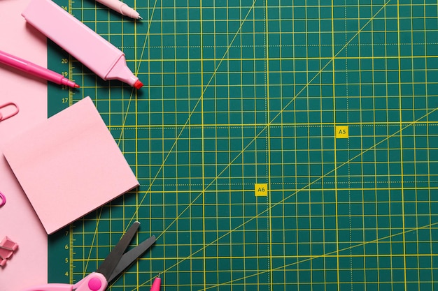 Concepto de accesorios de patchwork en el corte de alfombras de fondo rosa