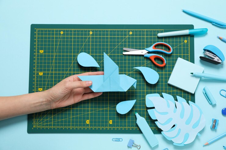 Concepto de accesorios de patchwork sobre un corte de alfombra de fondo turquesa