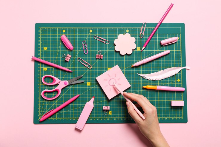Concepto de accesorios de patchwork sobre corte de tapete de fondo rosa