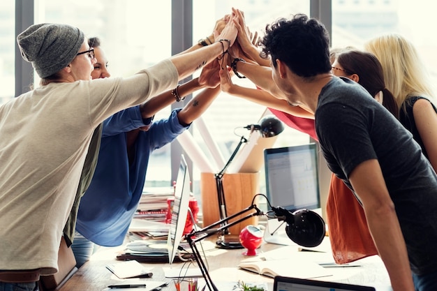 Foto concepto acertado del lugar de trabajo de la reunión del poder del trabajo en equipo