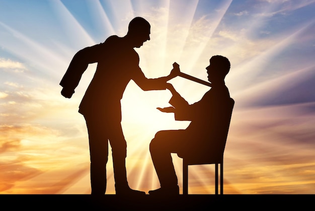 Concepto de acoso laboral. La silueta de un jefe sostiene agresivamente una corbata para un empleado que se sienta en una silla frente a una puesta de sol