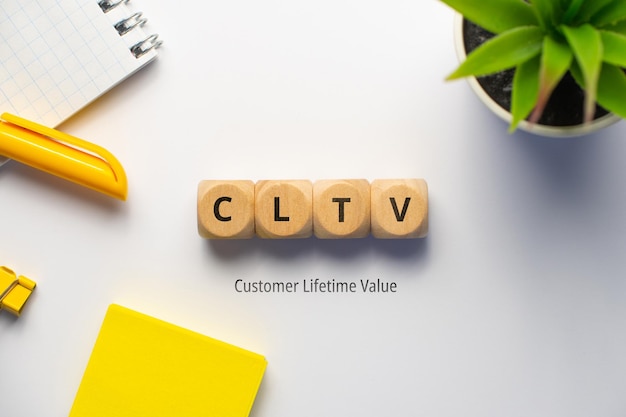 Concepto acrónimo de marketing empresarial CLTV o valor de vida del cliente