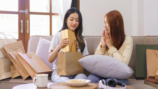 Concepto de actividad en el hogar Mujer lesbiana LGBT cara conmocionada mientras recibe una caja de regalo de su novia