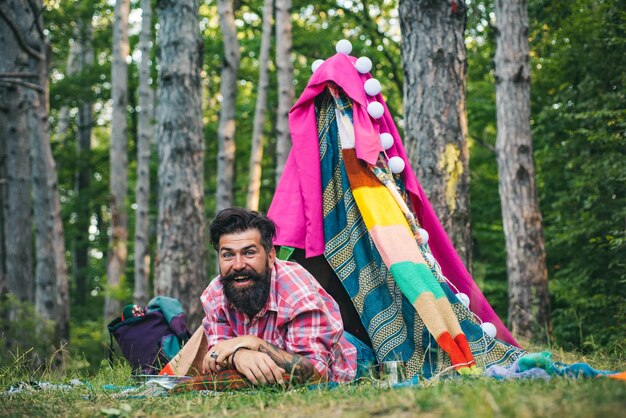 Concepto de actividad recreativa de viaje al aire libre jugar tienda de campaña verano acampar en la naturaleza campamento de verano acampar ...