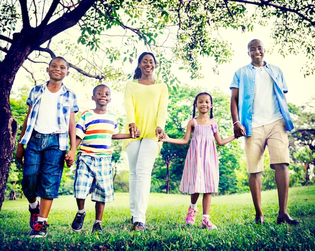 Concepto de actividad de vacaciones de vacaciones de felicidad de familia africana