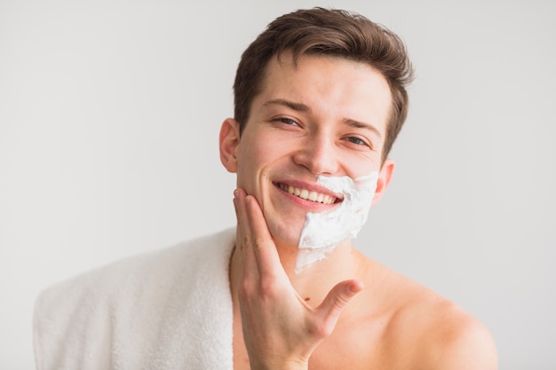 Concepto de afeitarse con un joven atractivo