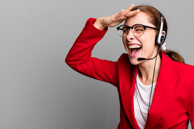 Concepto de agente de telemarketing de empresaria bonita para adultos jóvenes