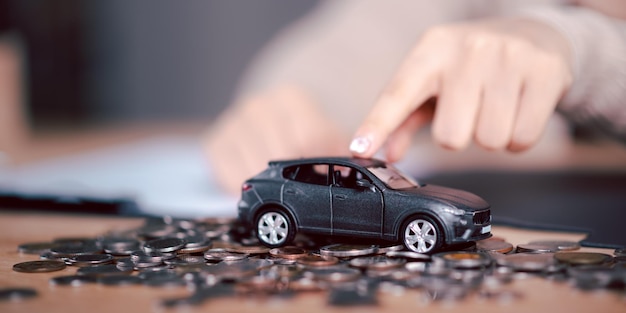 Concepto de ahorro de dinero para la inversión automotriz Confianza en la oferta para los consumidores