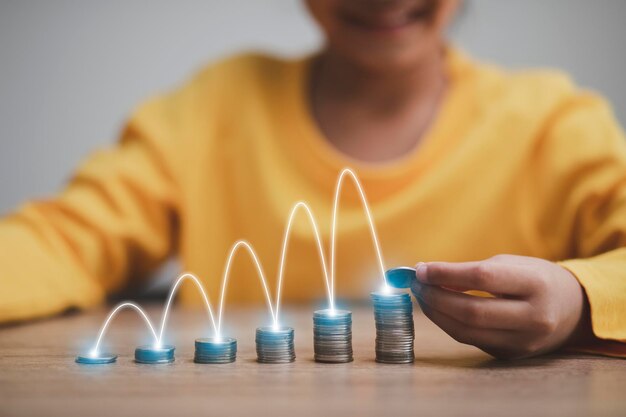 Foto concepto de ahorro de dinero. linda chica asiática ahorrando dinero para la educación