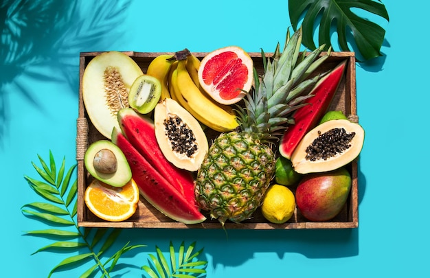 Concepto de ajuste de mesa saludable de frutas frescas tropicales de verano planas