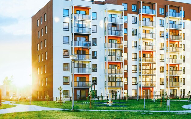 Concepto al aire libre del edificio residencial de la casa de apartamentos de la UE. Calle y fondos. Luz del sol