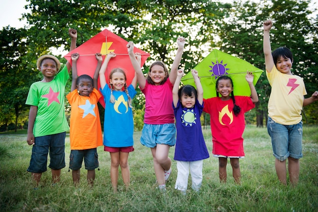 Concepto alegre casual del ocio al aire libre del niño del niño de la cometa