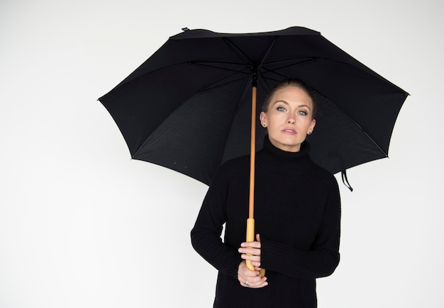 Concepto alegre del retrato del estudio de la mujer