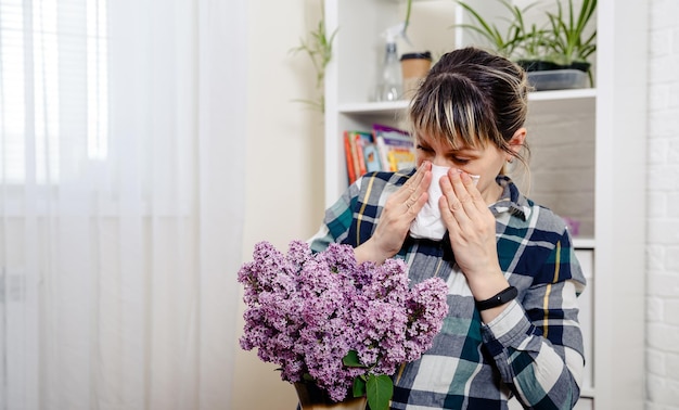 Foto concepto de alergia estacional niña joven con alergia aislada en blanco