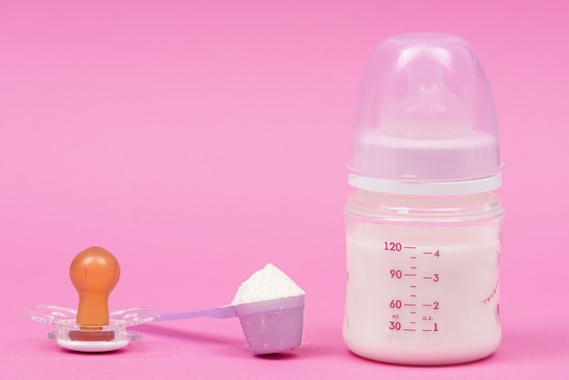 Concepto de alimentación artificial del bebé