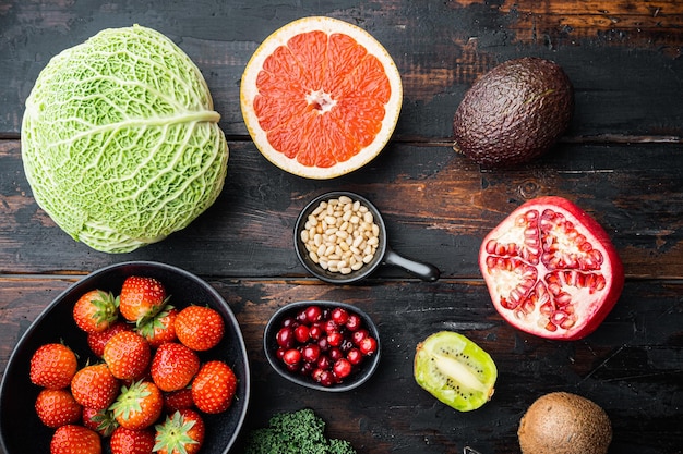 Concepto de alimentación y dieta saludable, vista superior sobre fondo de madera oscura