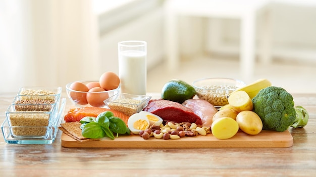 concepto de alimentación y dieta saludables - alimentos naturales en la mesa