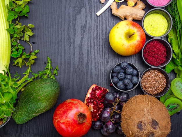 Concepto de alimentación limpia sobre fondo de madera vista superior Variedad de verduras frutas semillas condimento para dieta cruda vegana o dieta sin gluten