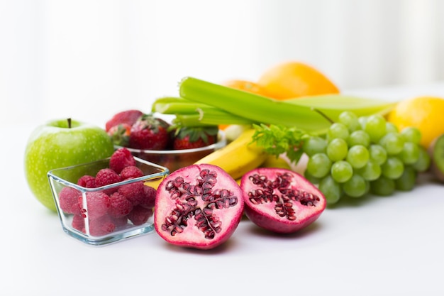concepto de alimentación saludable, alimentación y dieta: primer plano de frutas y bayas frescas maduras en la mesa