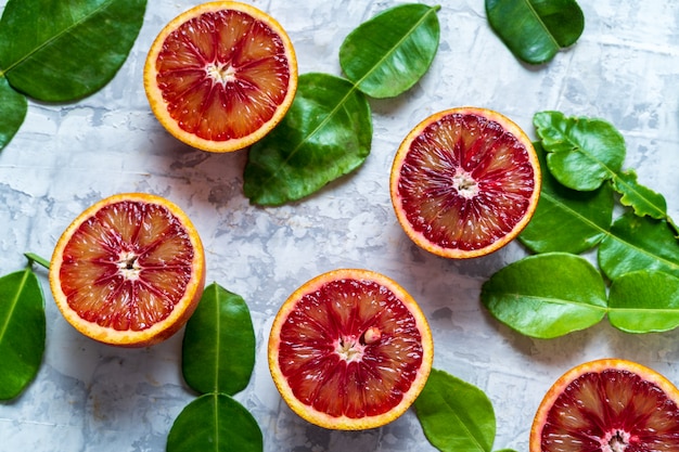 Concepto de alimentación saludable patrón con rodajas frescas de fruta roja naranja con hojas verdes