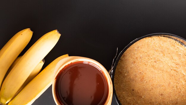 Concepto del alimento que hace la empanada hecha en casa del banoffee del postre en fondo negro