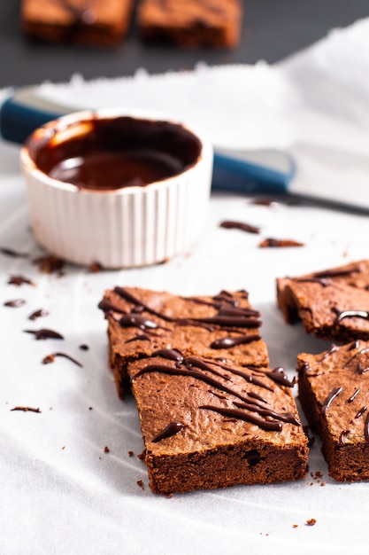 Concepto de alimentos brownies orgánicos caseros en hoja para hornear con espacio de copia