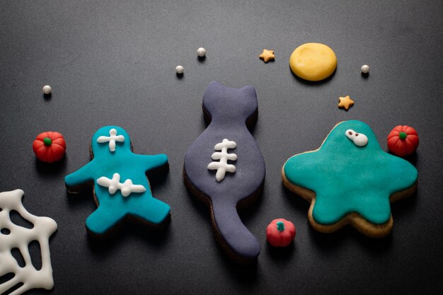 Concepto de alimentos galletas de azúcar caseras de lujo fondant monstruo para fiesta o fiesta de halloween