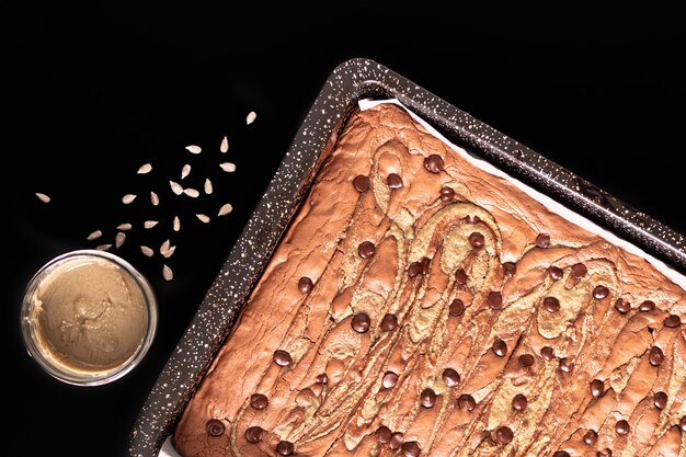 Concepto de alimentos saludables Brownies de girasol de dulce de azúcar caseros orgánicos hechos en casa sobre fondo negro