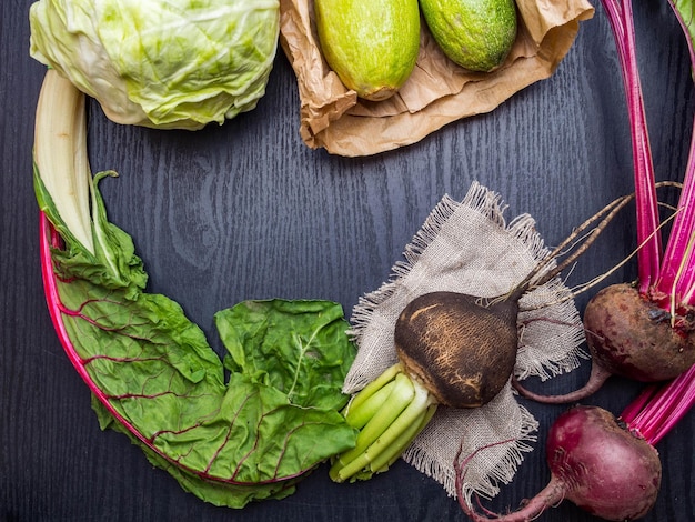 El concepto de alimentos saludables para veganos sin gluten, apto para alérgicos, alimentación limpia o dieta cruda, calabacín, mangold, remolacha, rábano, col, cosecha estacional, verduras ricas en fibra.