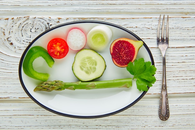 Concepto de alimentos vegetales crudos saludables en blanco