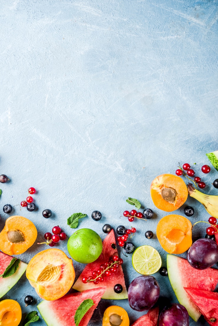 Foto concepto de alimentos vitamínicos, varias frutas y bayas sandía melocotón menta ciruela albaricoques grosella de arándanos