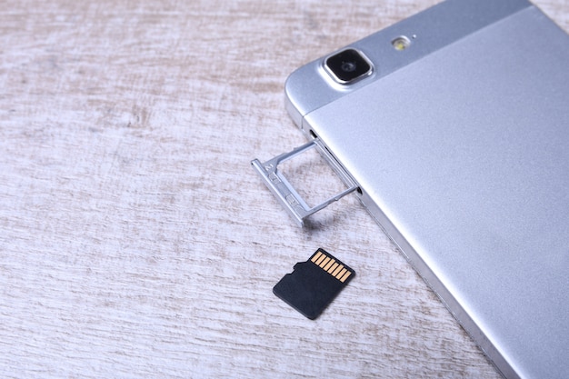 Concepto de almacenamiento de datos de memoria flash: una bandeja con una tarjeta micro SD. Se utiliza una tarjeta de memoria para almacenar información digital en dispositivos electrónicos portátiles, como teléfonos móviles, tabletas, etc.