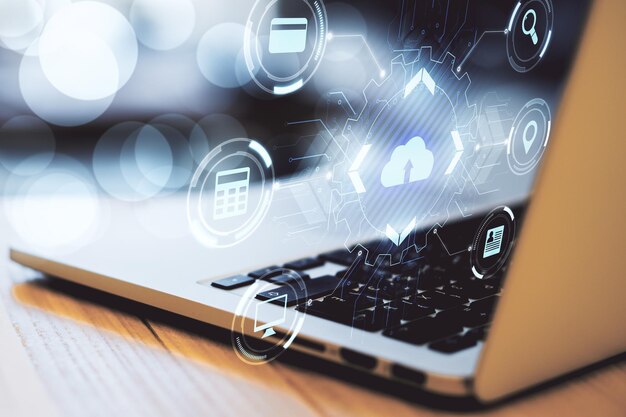 Concepto de almacenamiento en línea en la nube con ampliación digital de tarjetas de crédito en la nube y señales precisas por encima del teclado de la computadora portátil en el fondo