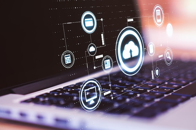 Concepto de almacenamiento en la nube con pantalla digital con iconos de aplicaciones tecnológicas en el fondo de la computadora portátil
