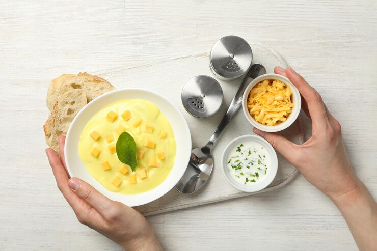 Concepto de almuerzo sabroso con deliciosa sopa de queso
