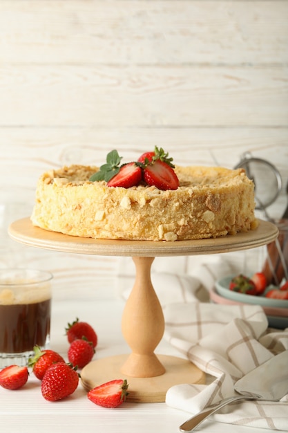 Foto concepto de almuerzo sabroso con soporte con tarta de napoleón con fresa