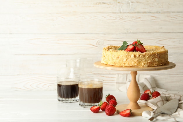 Concepto de almuerzo sabroso con soporte con tarta de Napoleón con fresa