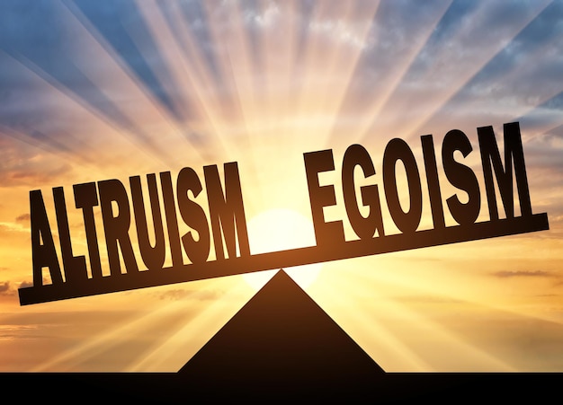 Concepto de altruismo. La palabra altruismo tiene prioridad sobre la palabra egoísmo en la balanza sobre un fondo de puesta de sol.